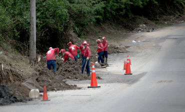Brigada roja del AMB recorre y embellece la Transversal Oriental para dejar su huella verde