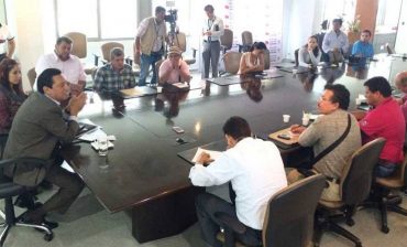 En presencia de los periodistas, el Mandatario Luis Francisco Bohórquez escuchó y atendió a representantes del transporte convencional