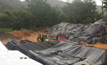 AMB sorprende máquina de consorcio que construye obra pública cuando extraía material de arrastre de quebrada en forma ilegal