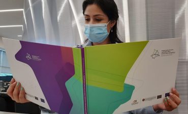 En la Sala de Prensa de Neomundo, este jueves 5 de noviembre las autoridades y dirigentes de la comunidad reciben del AMB la publicación del proyecto piloto de Nueva Centralidad Urbana en el Valle de Guatiguará y el Núcleo Urbano de Piedecuesta