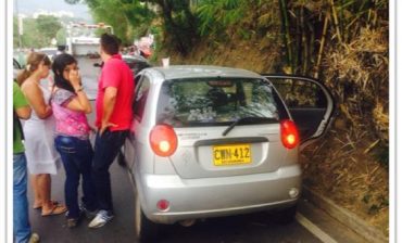 En operación contra el transporte ilegal conductor agrede a funcionario del AMB y a agente de tránsito