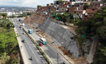Comunidad está satisfecha por avance del 46 % en la construcción de una pantalla anclada para mitigación del riesgo en el barrio Bellavista de Girón, con inversión del AMB y el Municipio de Girón