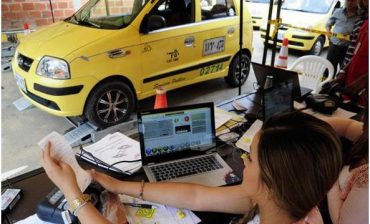 Alcaldes y AMB harán laboratorio para concertar revisión de taxímetros y conjurar paro de taxistas