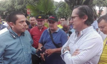 Diálogo franco y propositivo del Director del AMB con grupo de taxistas que protestaban ante el requerimiento de la tarjeta de control