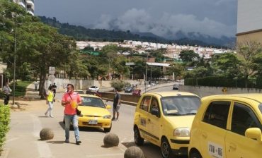 AMB atendió el llamado de los taxistas de radio de acción municipal de Floridablanca quienes realizaron plantón en Neomundo